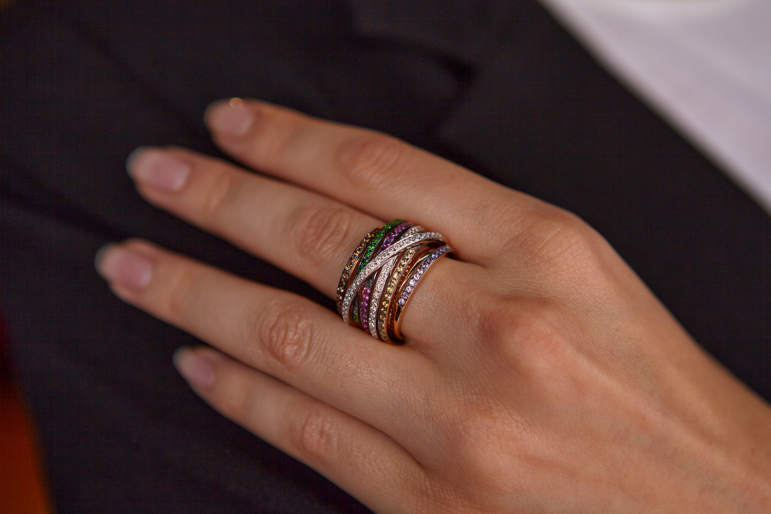 Roségoldring mit Diamant, Saphir und Tsavorit „Serenata“