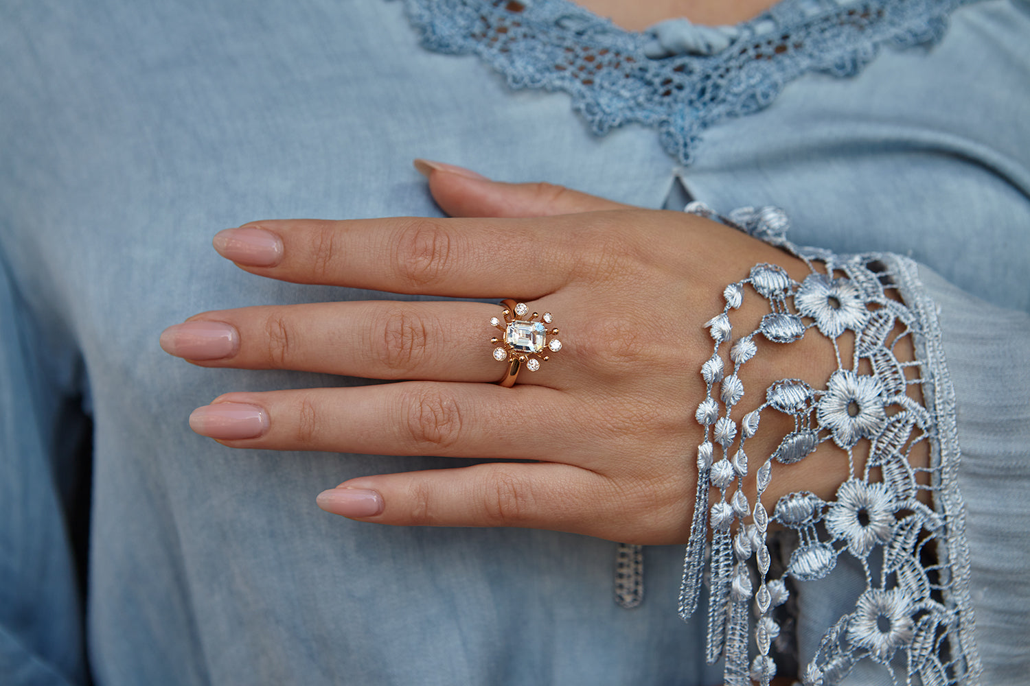 Roségoldring mit Aquamarin und Diamant