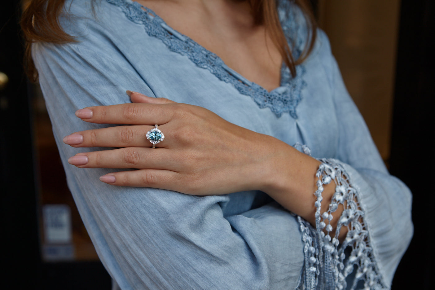 Witgouden ring in vorm van een bloem gezet met aquamarijn en diamant.