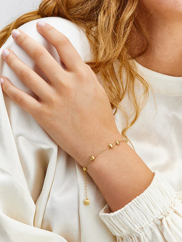 Geelgouden armband ''Soffio'' om pols