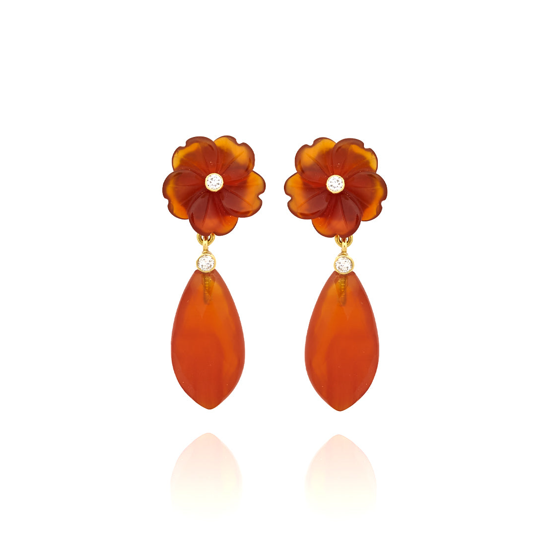 Geelgouden oorsieraden met chalcedoon en diamant.