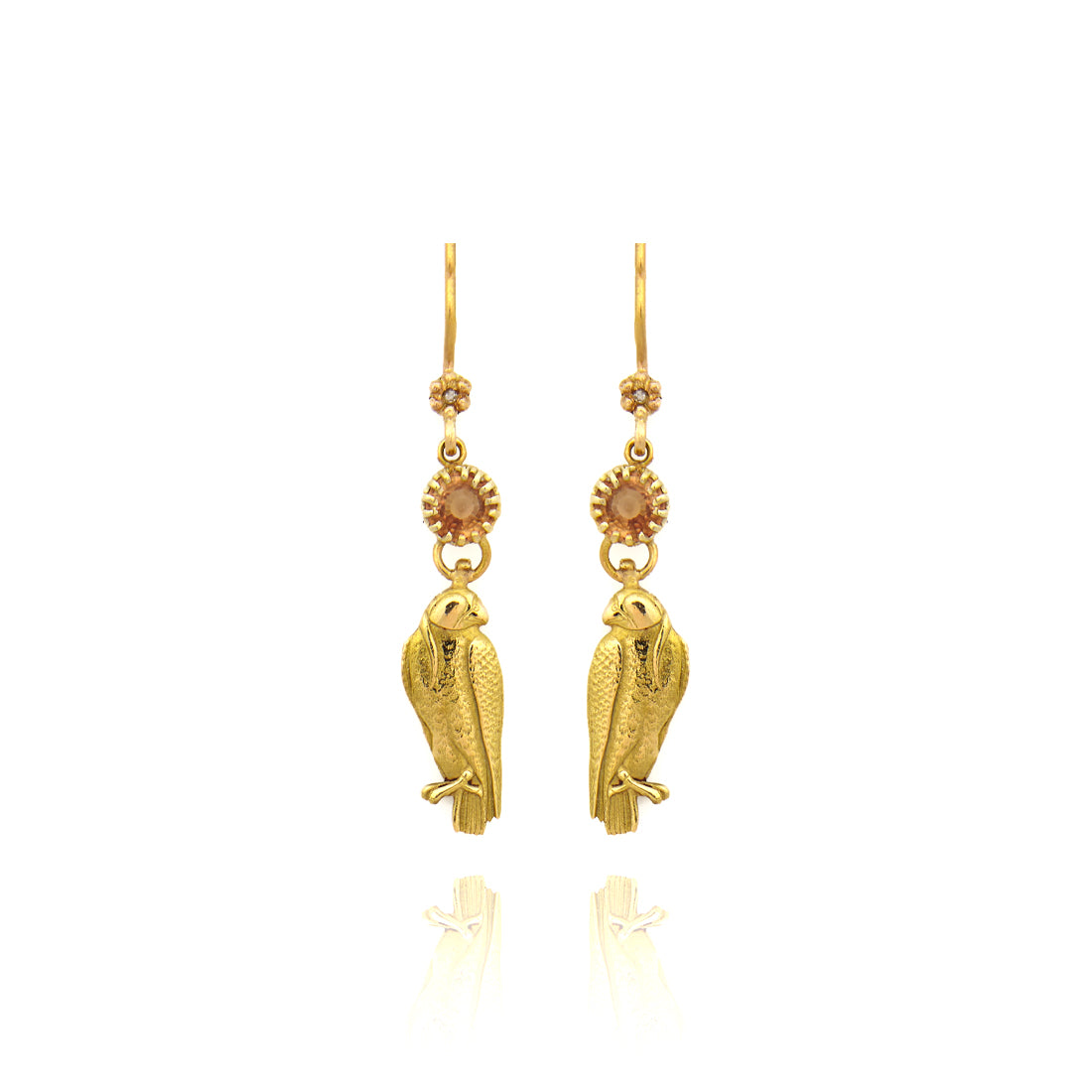 Gelbgold-Ohrschmuck mit orangefarbenem Saphir.