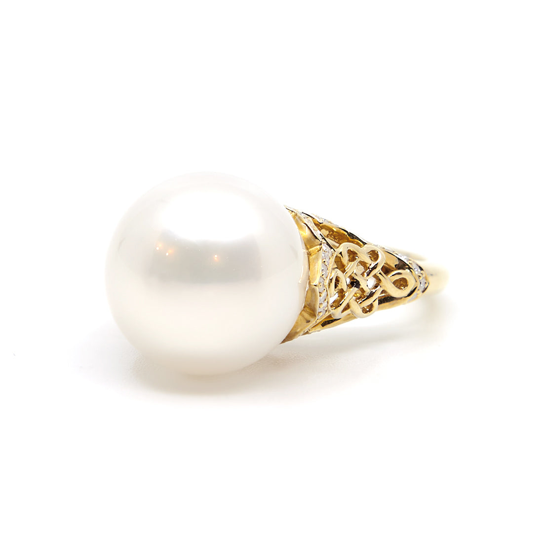 Yellow gold ring with diamond and South Sea pearl