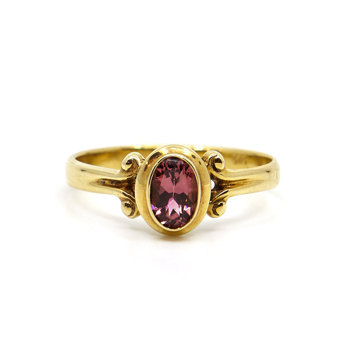 Yellow gold ring with tourmaline