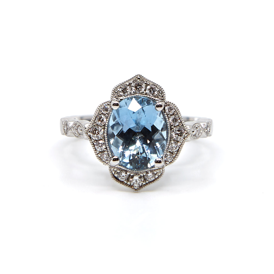Witgouden ring in vorm van een bloem gezet met aquamarijn en diamant.