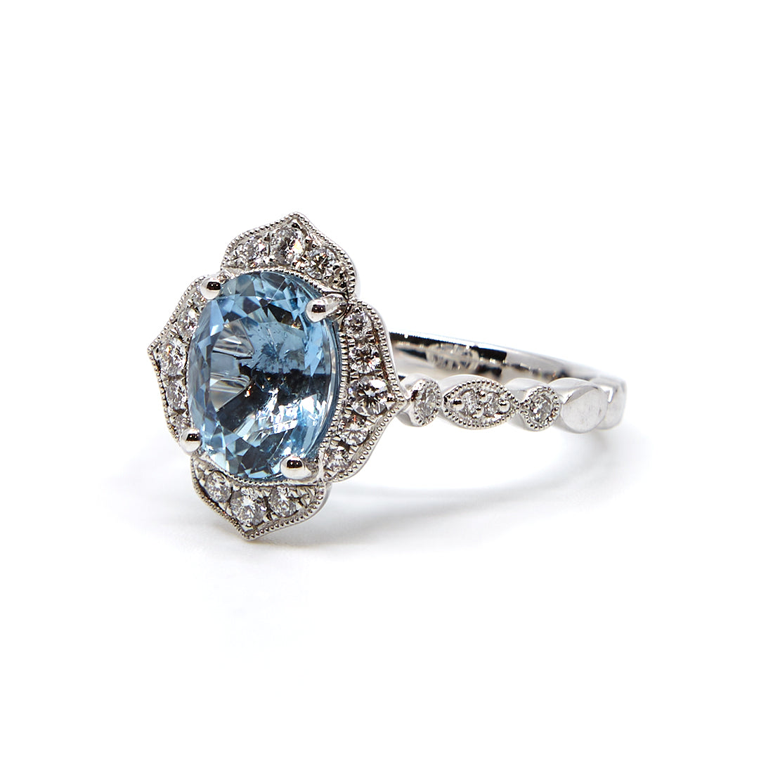 Witgouden ring in vorm van een bloem gezet met aquamarijn en diamant.
