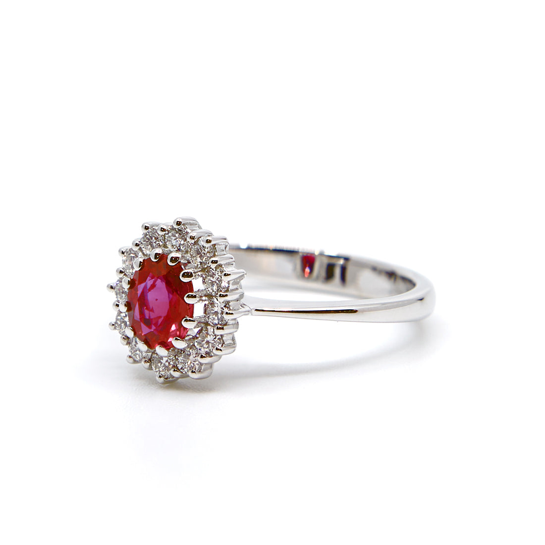 Entourage-Ring aus Weißgold mit Rubin und Diamant