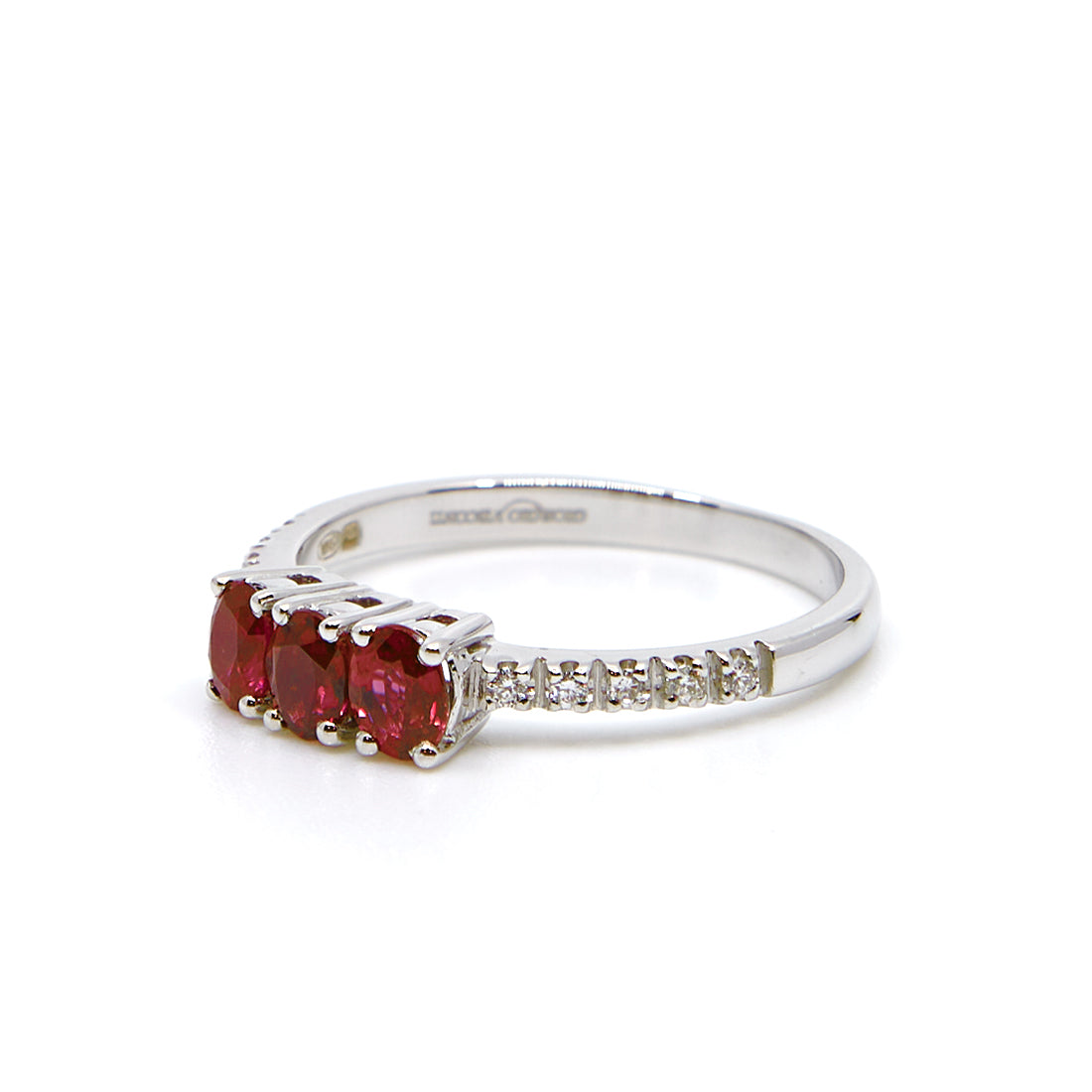 Witgouden ring met robijn en diamant
