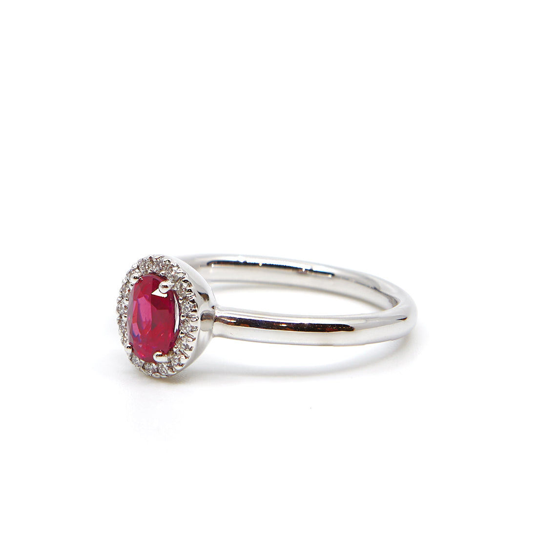 Witgouden entourage ring met robijn en diamant