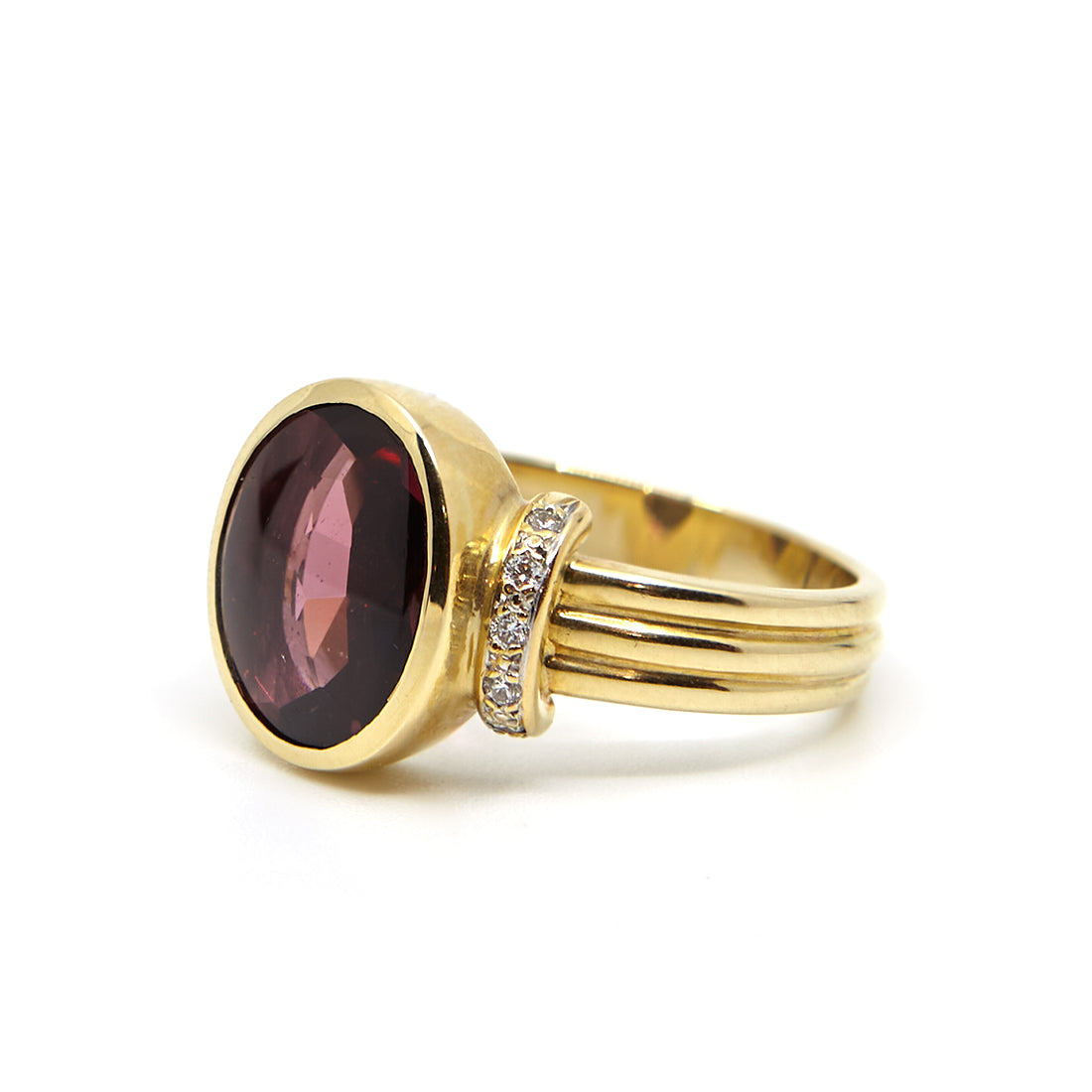Yellow gold ring with almandine