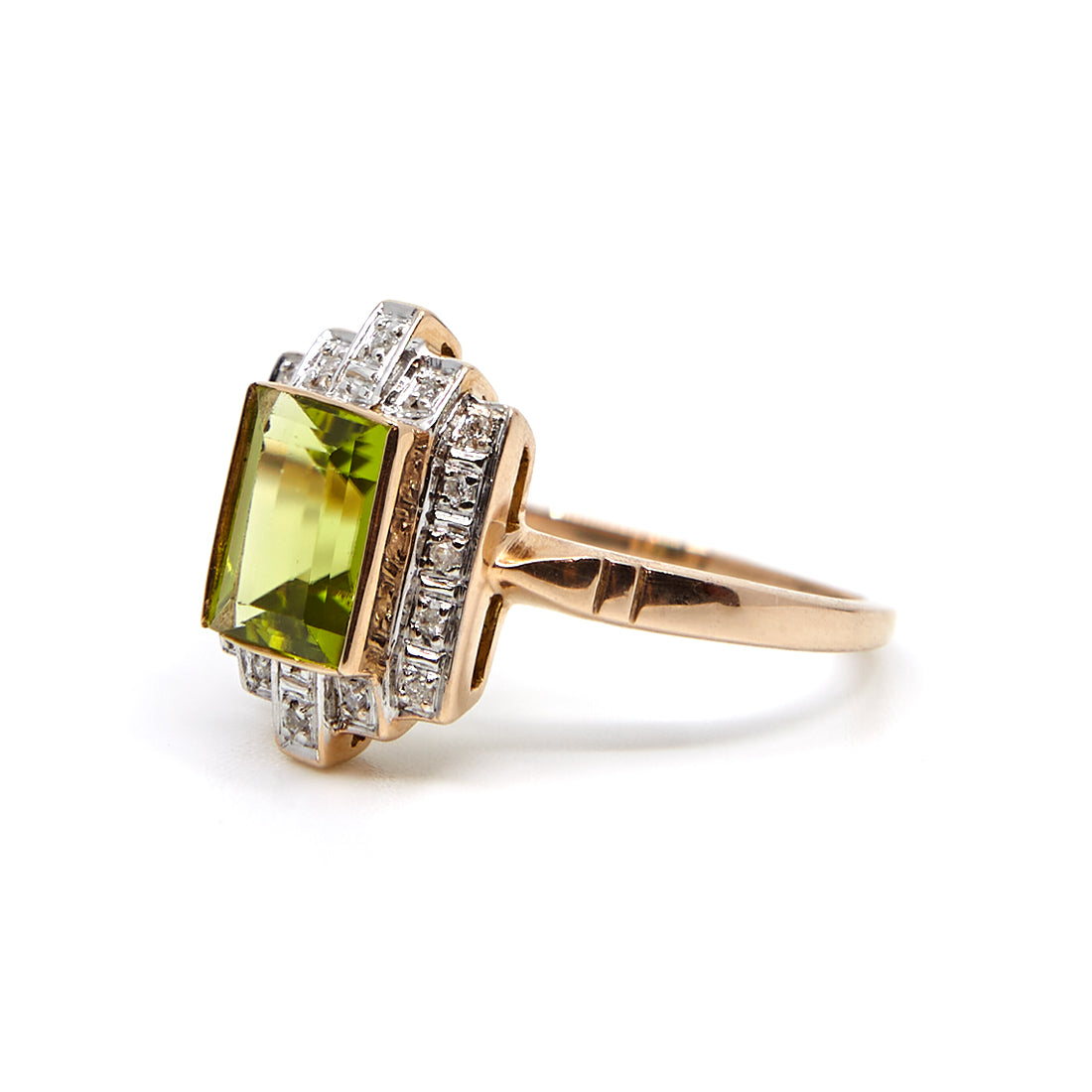 Yellow gold ring with peridot and diamond