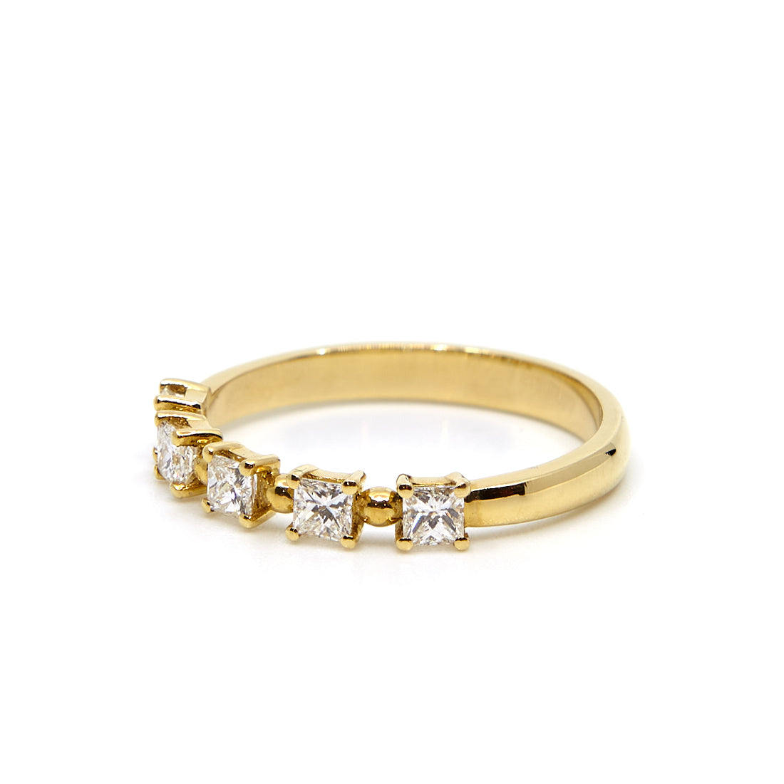 Yellow gold ring with diamond