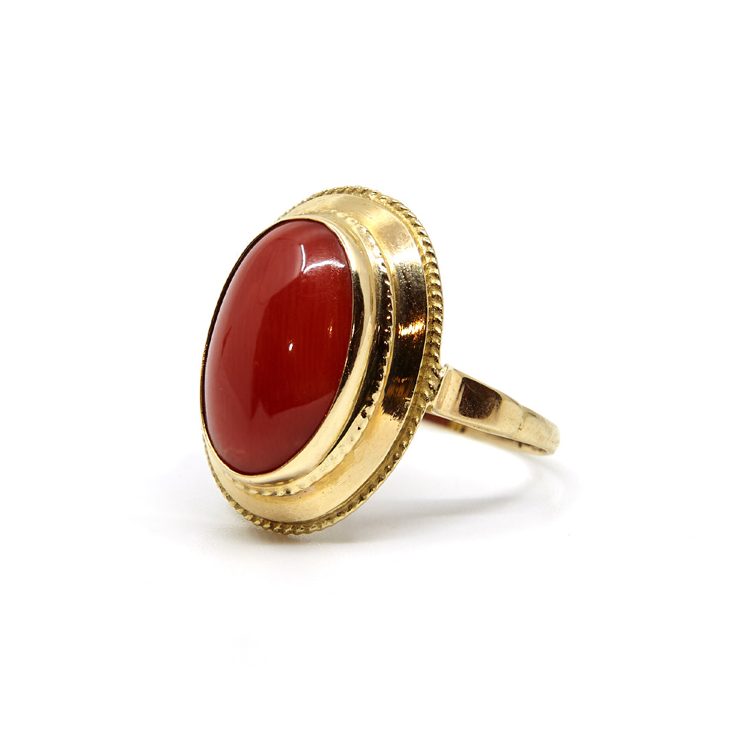 Gelbgoldring mit roter Koralle