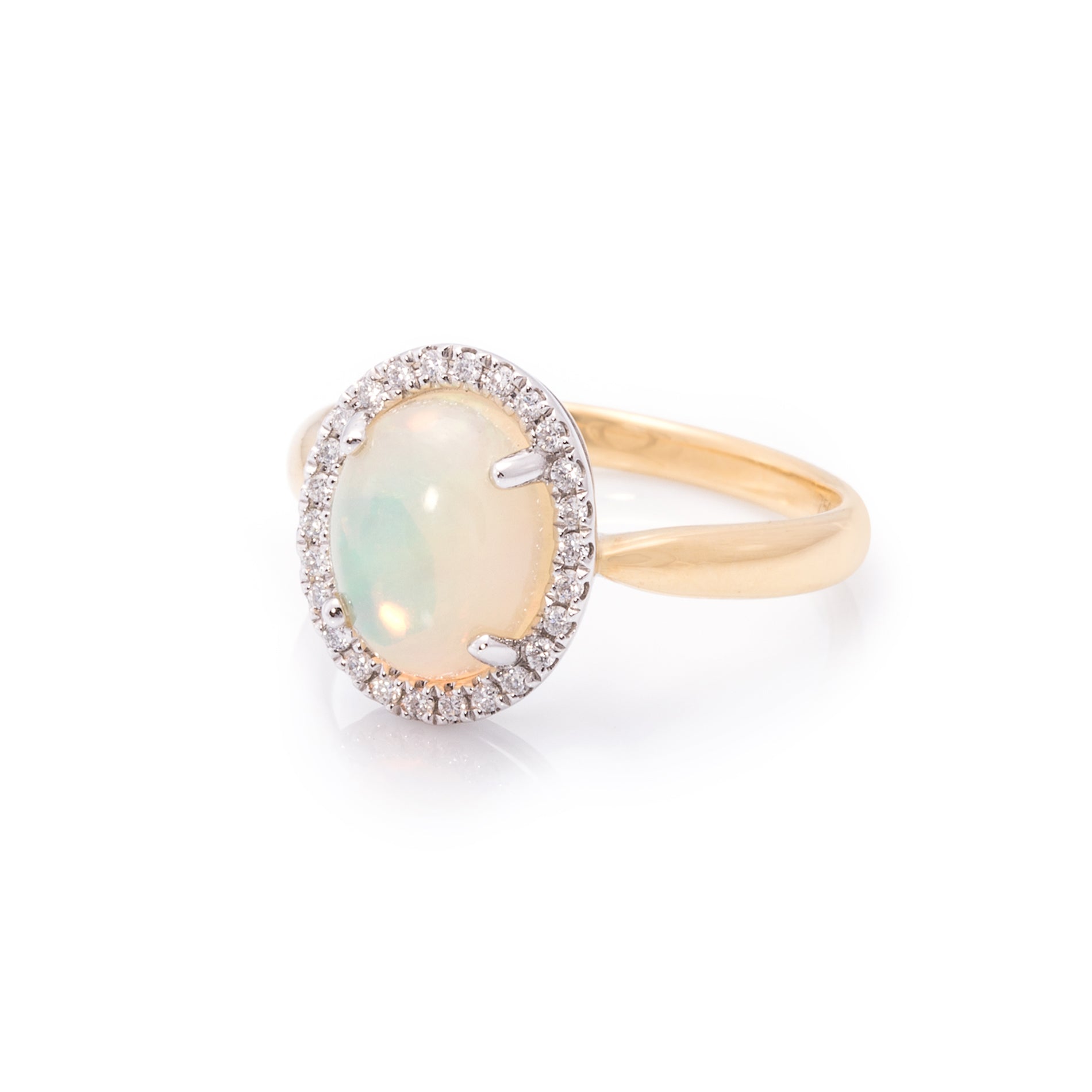 18 Karaat gouden ring met melkopaal en briljant geslepen diamant