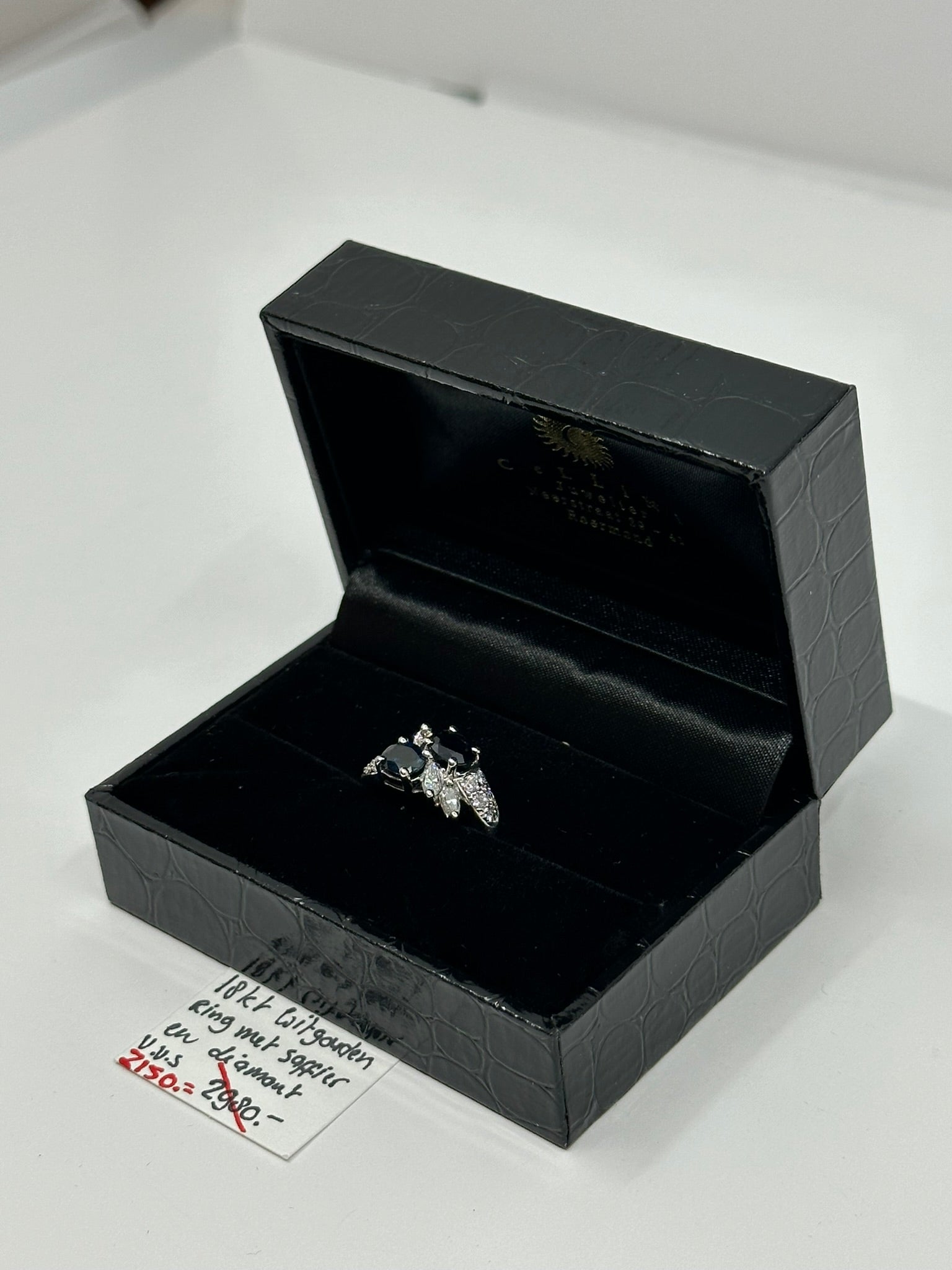 18 KARAAT WITGOUDEN RING MET SAFFIER EN DIAMANT V.V.S