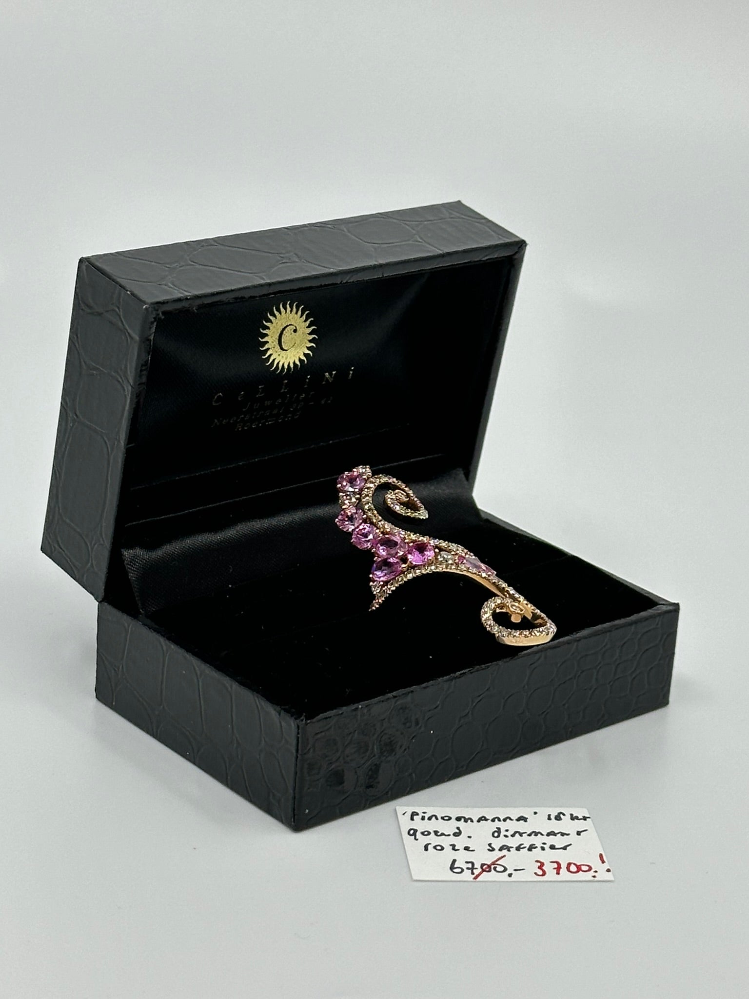 18 KARAAT GOUDEN RING MET ROZE SAFFIER