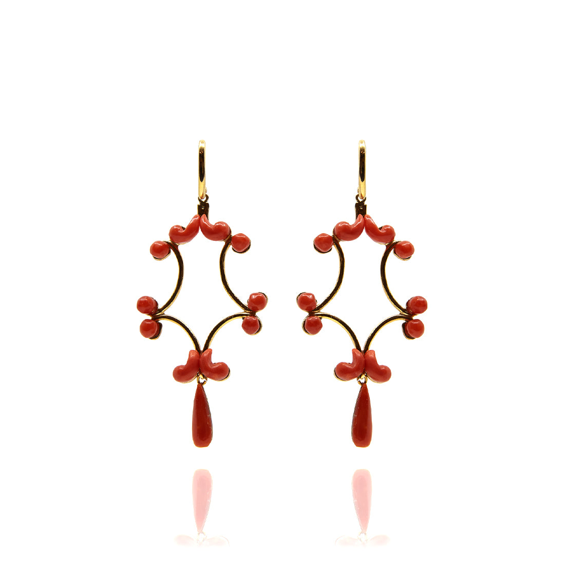 Yellow gold ear jewelry with coral 
