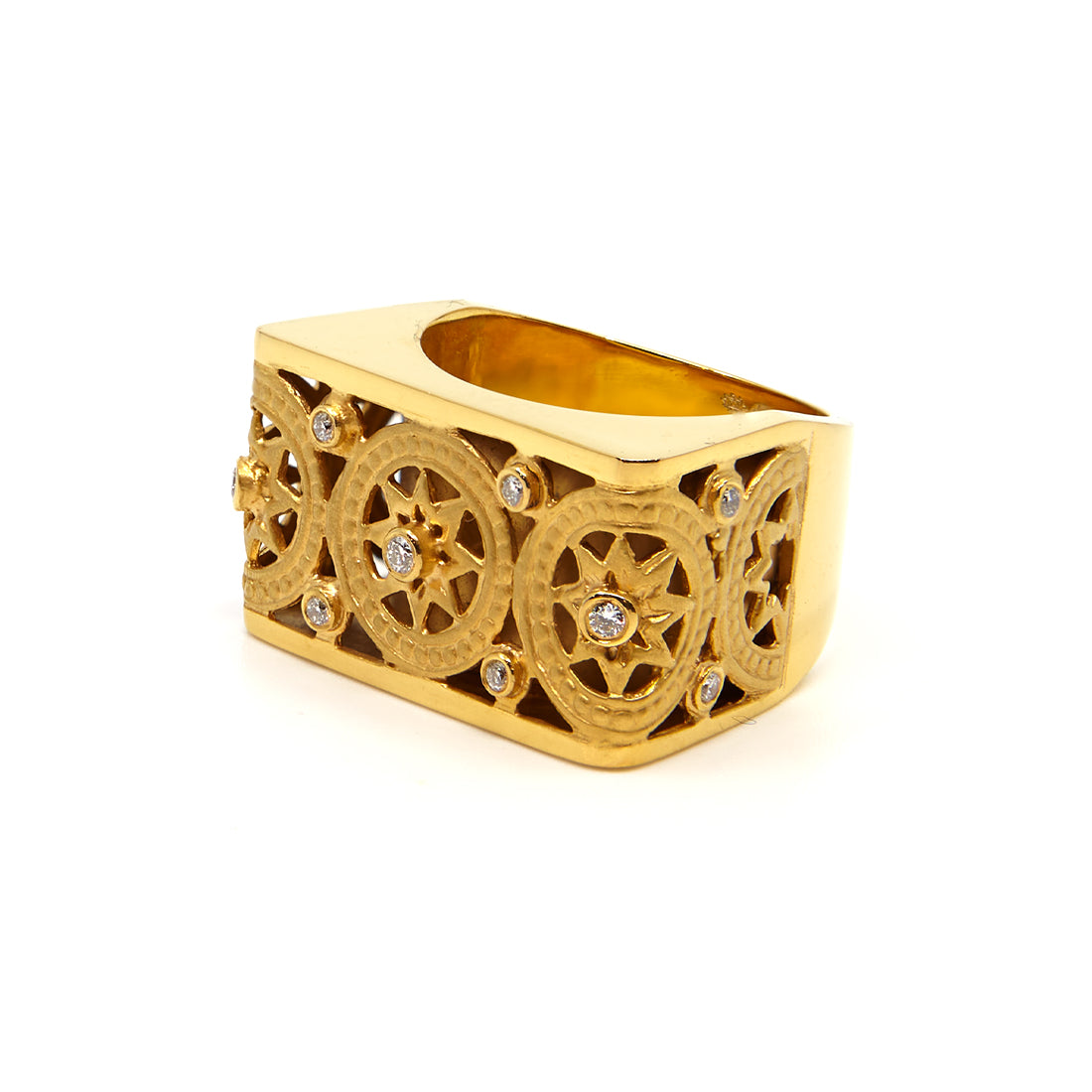 Yellow gold ring with diamond