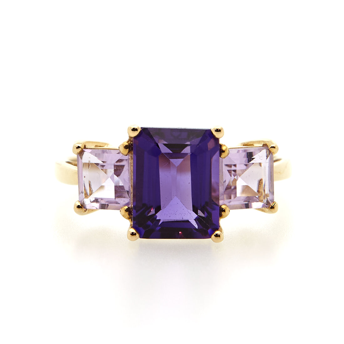 Yellow gold ring with amethyst