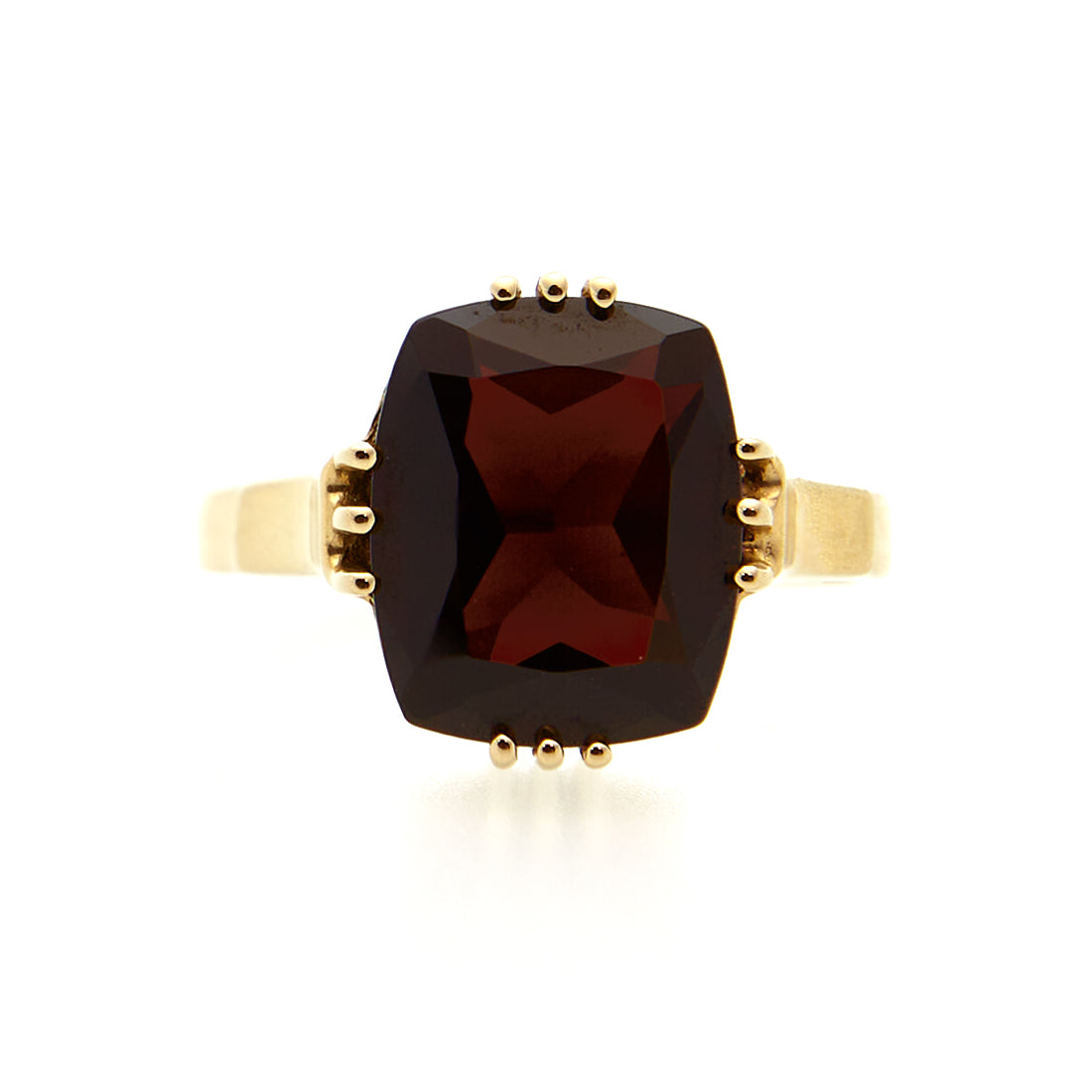 Yellow gold ring with garnet