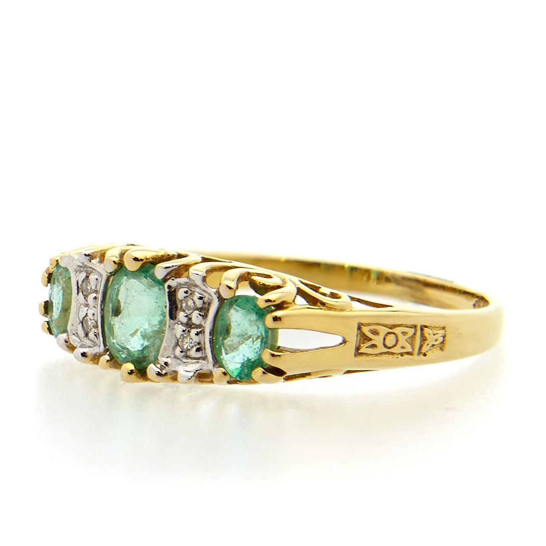 Geelgouden ring met smaragd en diamant