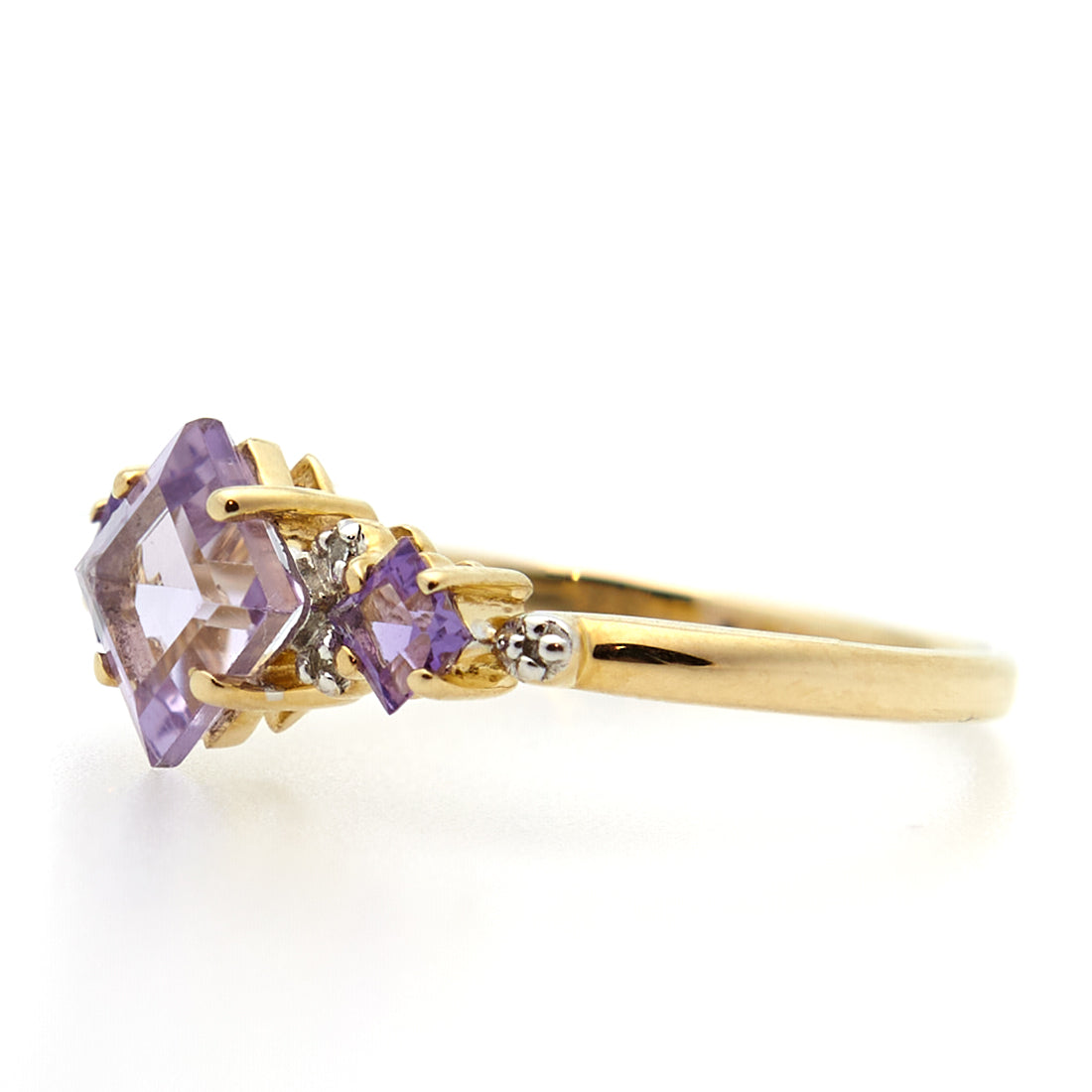 Yellow gold ring with amethyst and diamond 