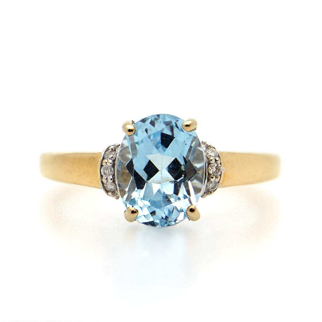 Yellow gold ring with topaz and diamond.