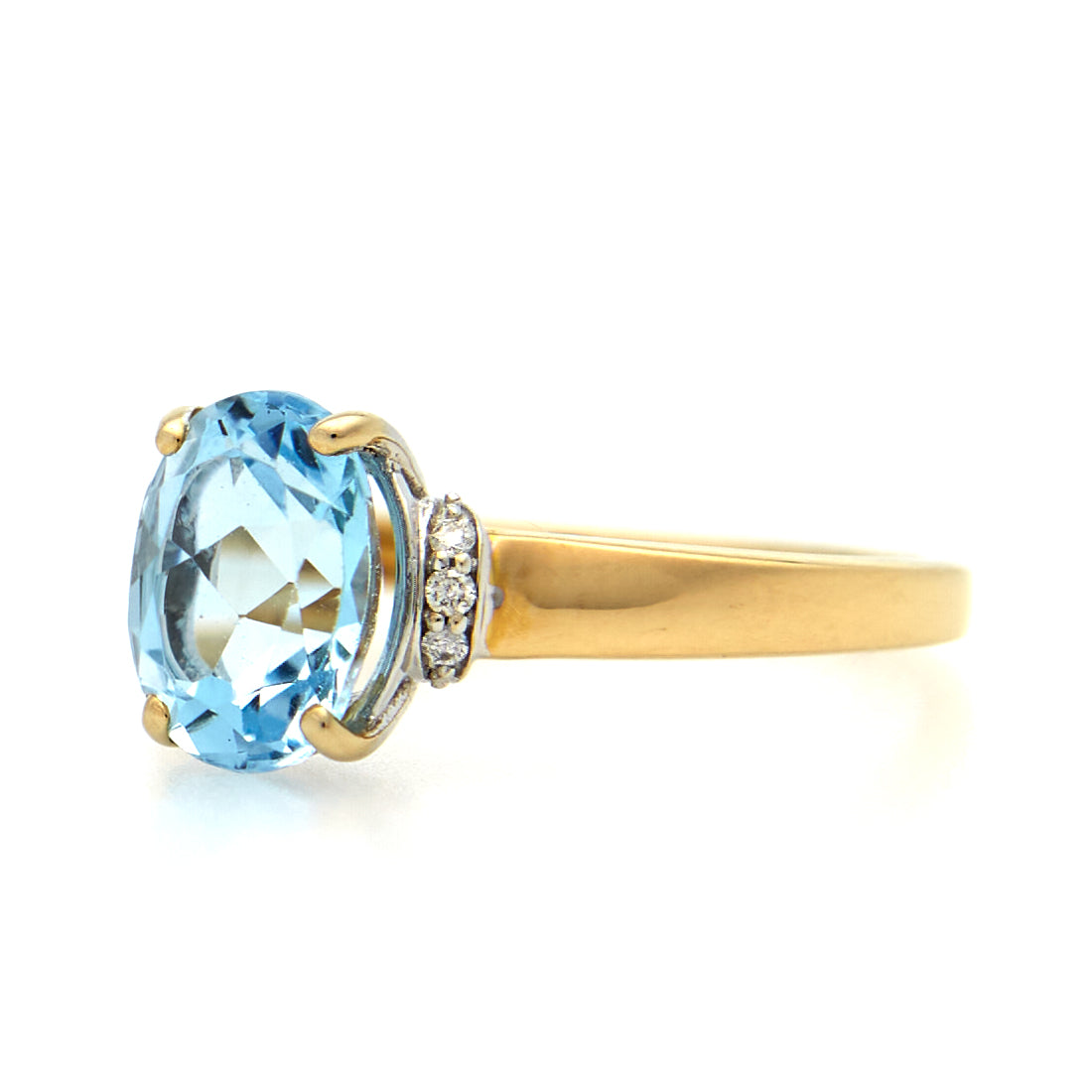 Yellow gold ring with topaz and diamond.