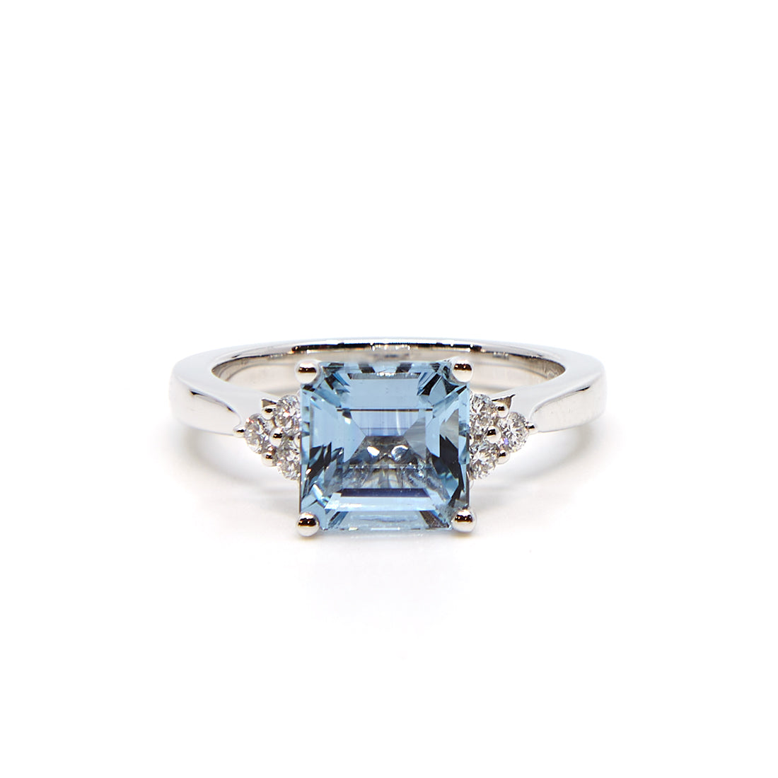 White gold ring with aquamarine and diamond