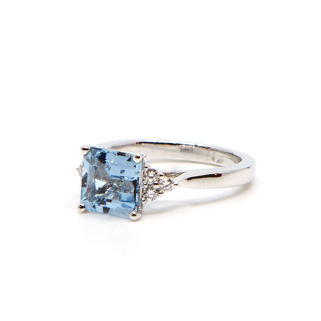 White gold ring with aquamarine and diamond