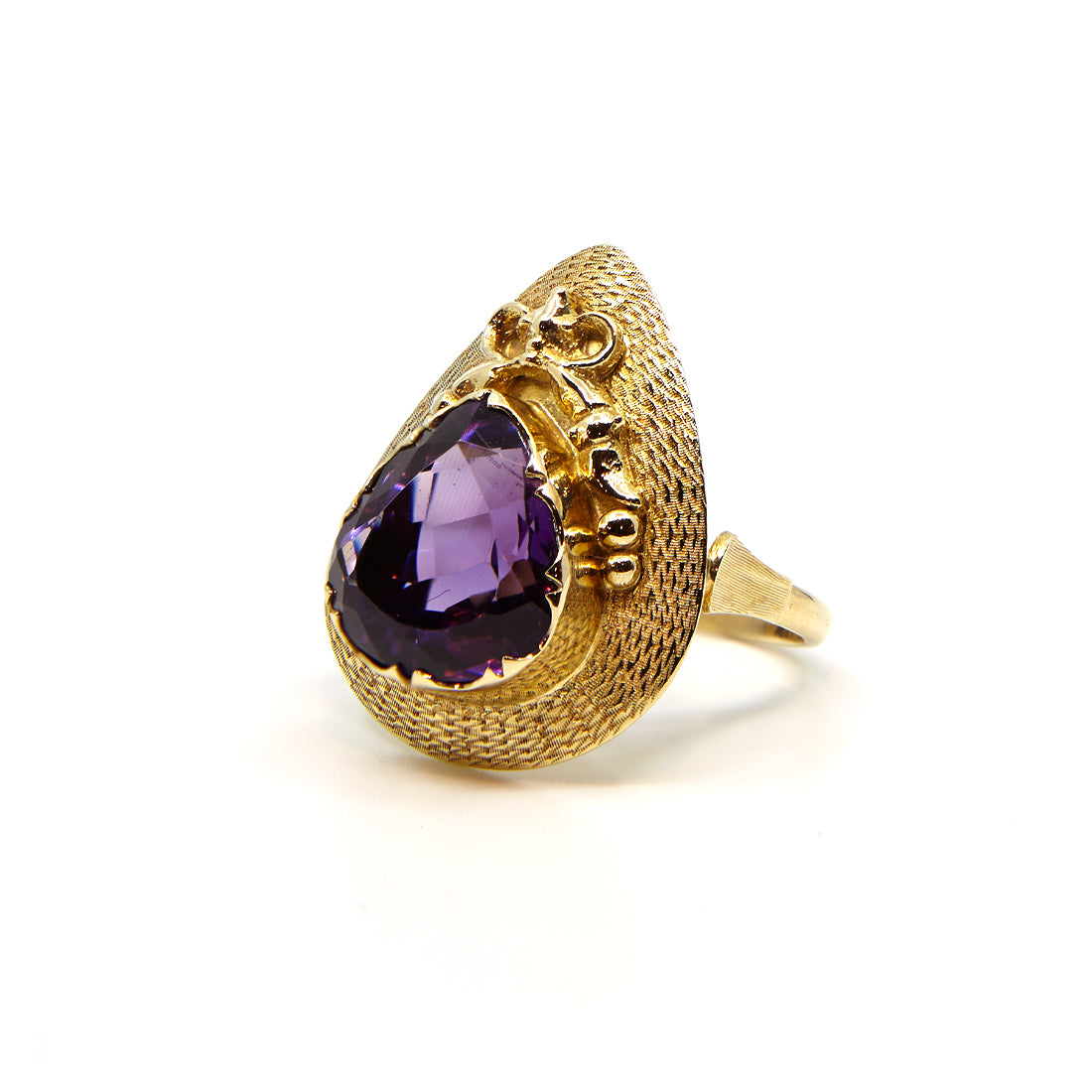 Yellow gold ring with Amethyst
