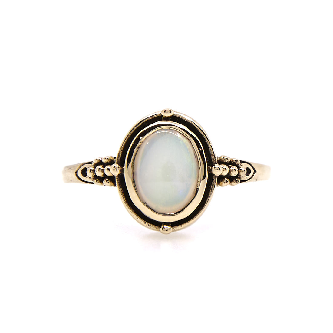 Geelgouden ring met cabochon geslepen opaal