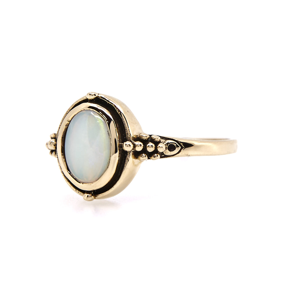 Geelgouden ring met cabochon geslepen opaal