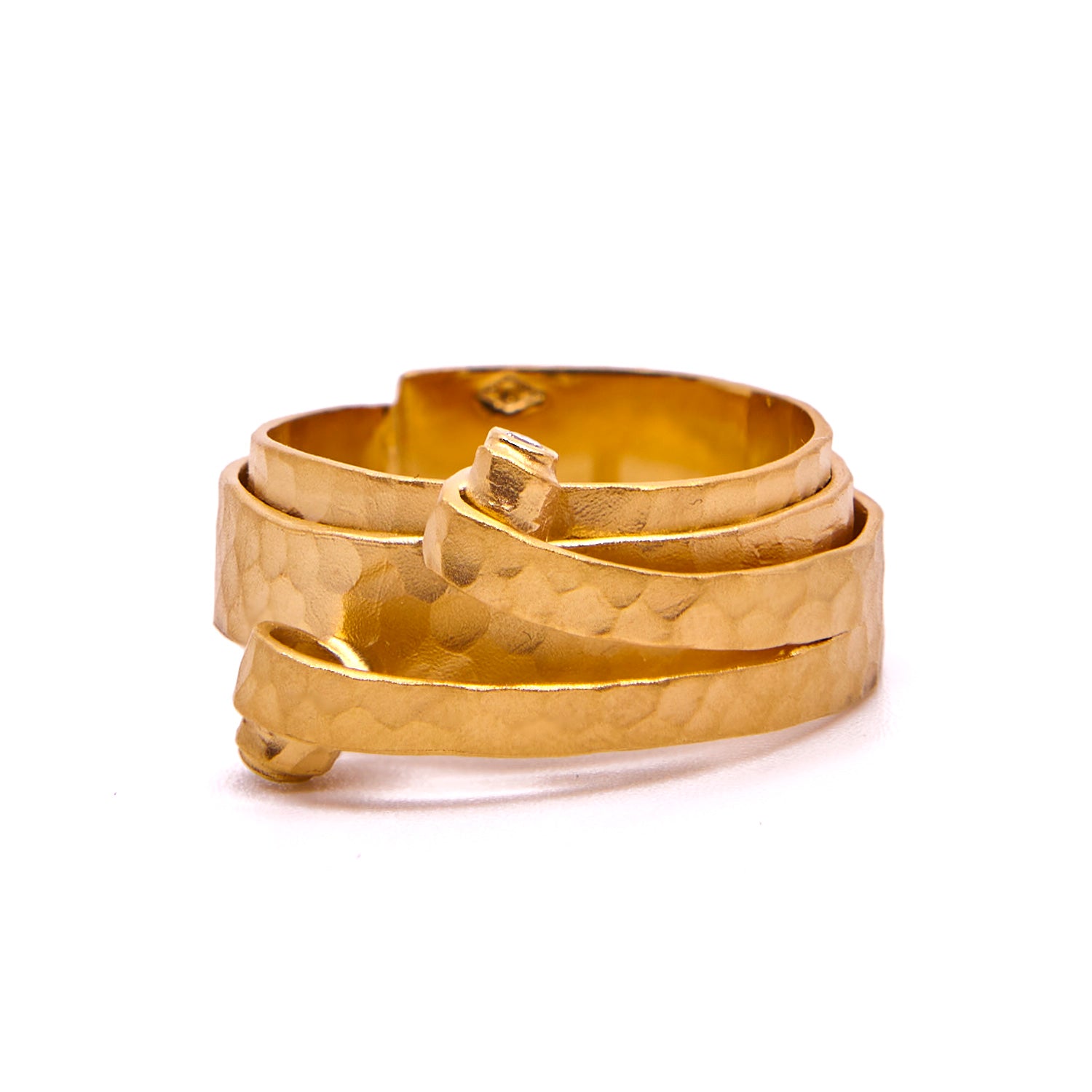 Gehämmerter Ring aus Gelbgold mit Locke