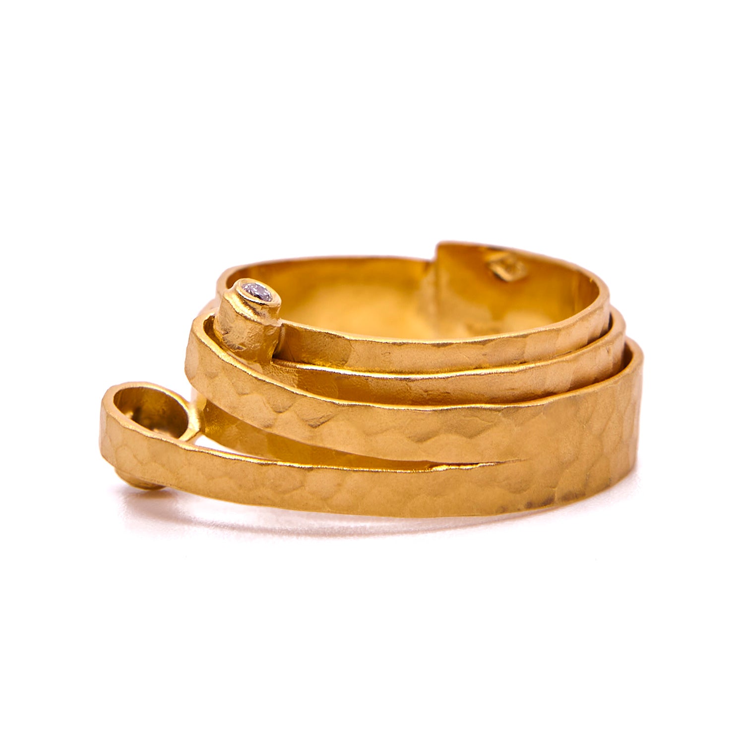 Gehämmerter Ring aus Gelbgold mit Locke