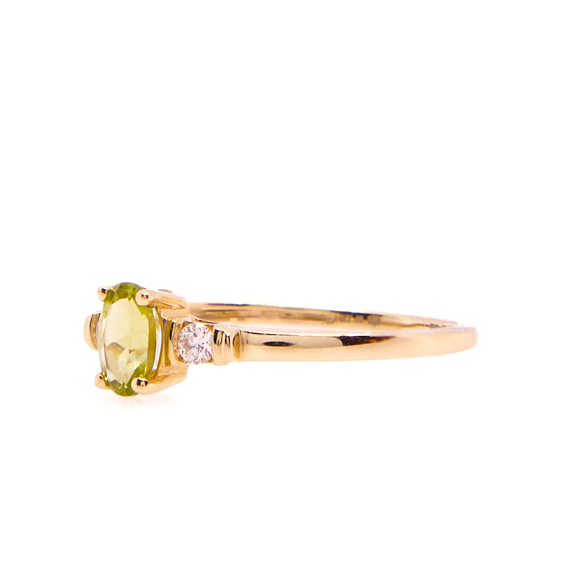 Ring aus 14 Karat Gelbgold mit ovalem Peridot und Diamant