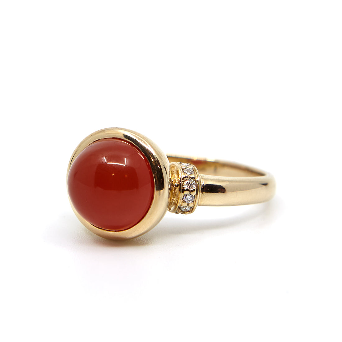 Yellow gold ring with carnelian and diamond