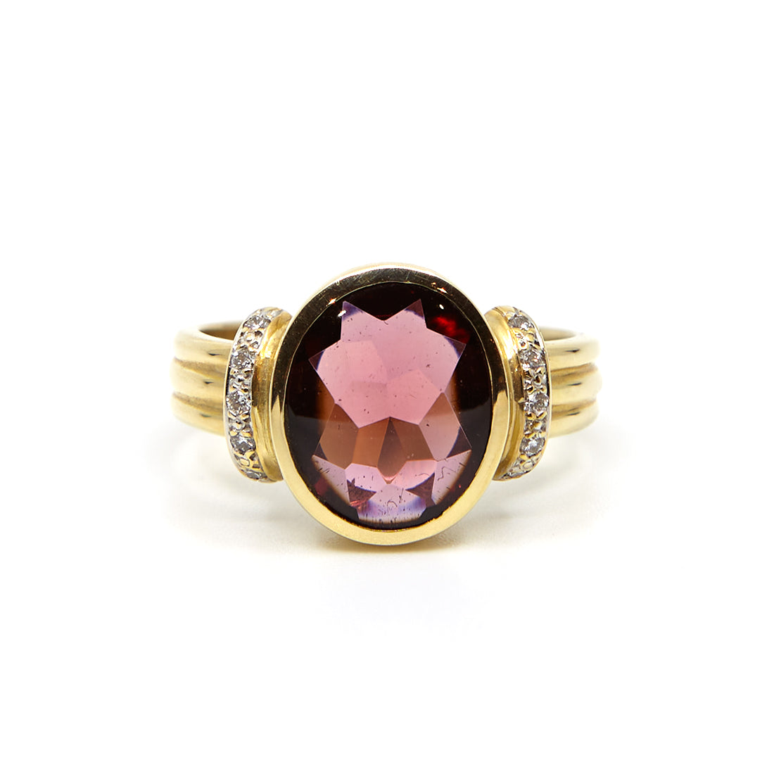 Yellow gold ring with almandine