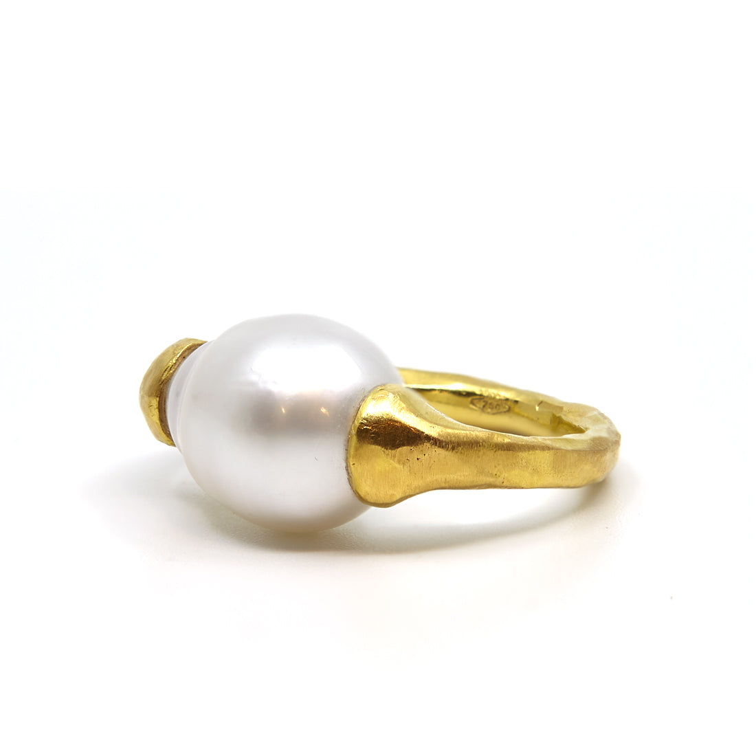 Yellow gold ring with pearl. 