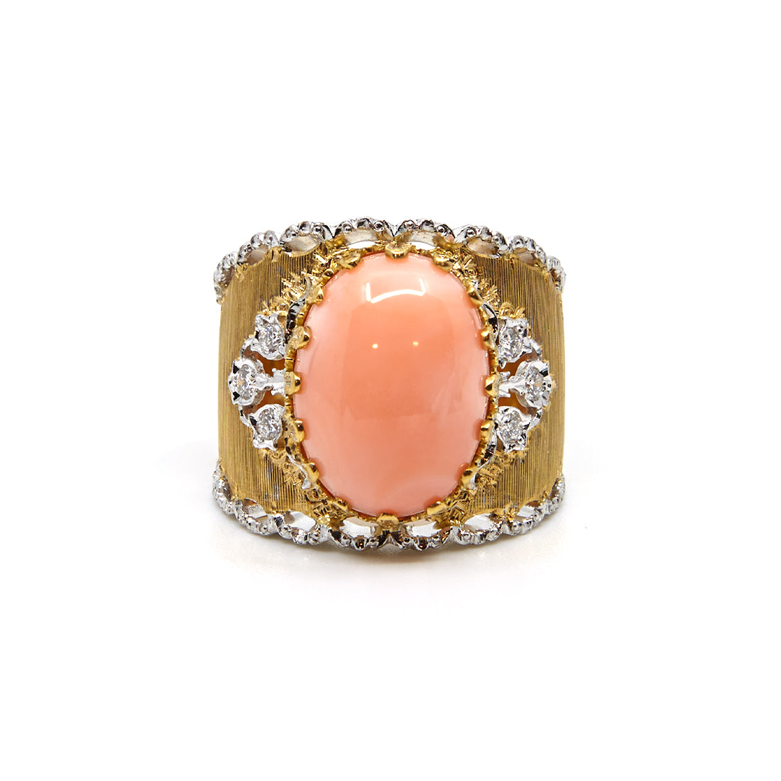 Yellow/white gold ring with coral and diamond. 