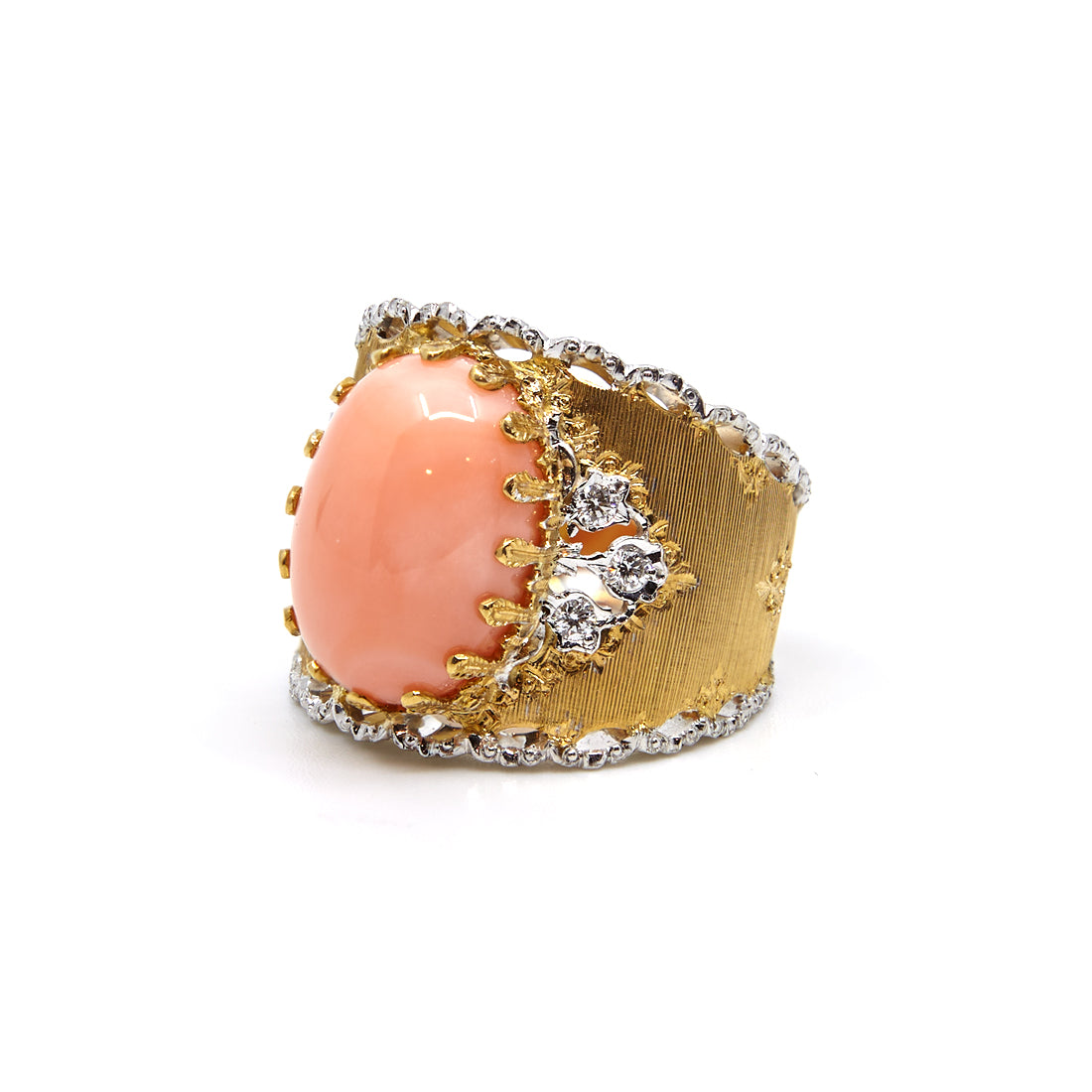 Yellow/white gold ring with coral and diamond. 