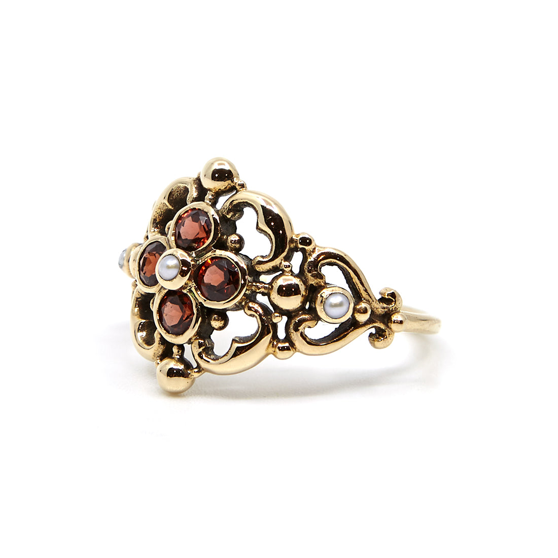 Yellow gold ring with garnet and seed pearls 