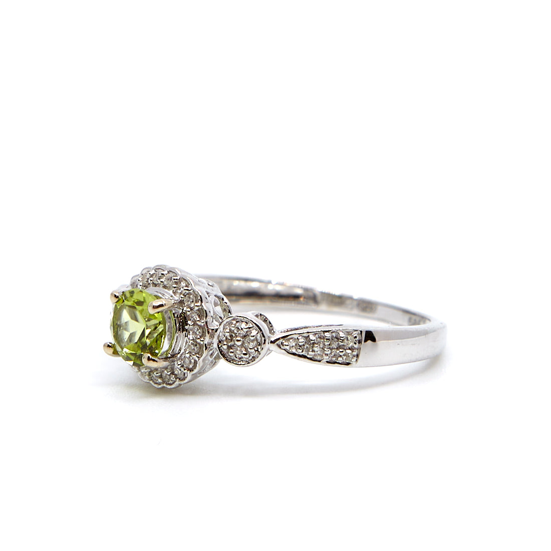 White gold ring with peridot and diamond 