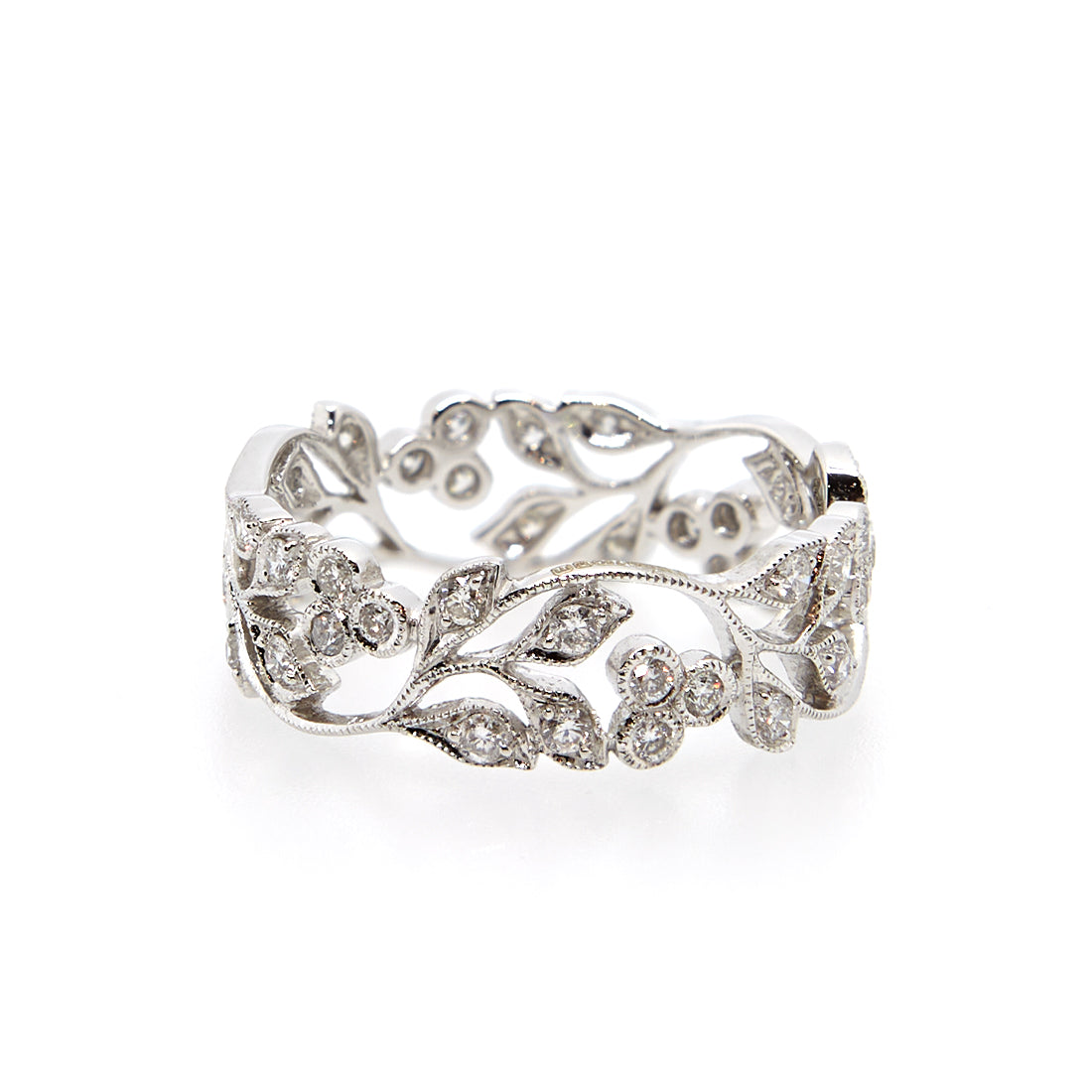 White gold ring with diamonds set in leaf-shaped motifs. 
